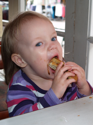 Häromdagen turade Nora och pappa till Helsingör och åt wienerbröd.